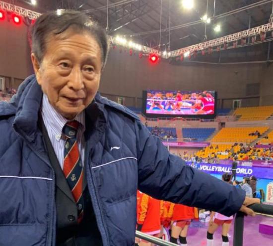 87岁传奇名嘴宋世雄，如今独自一人住在北京工体附近的养老院，他的儿女生活在海外，