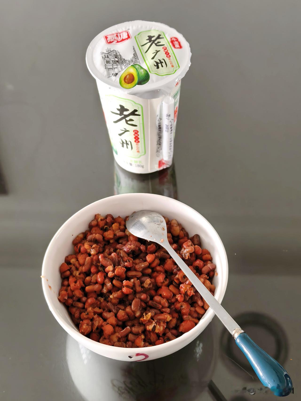 红豆薏米煮的水，某小孩喝
渣总不能天天倒掉吧，其实我也不爱[捂脸]
可是用酸奶拌