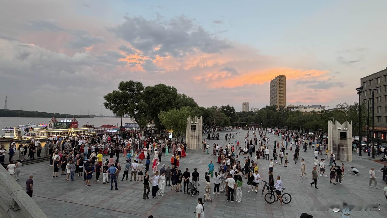在佳木斯市区住了三个晚上，这里的早市和沿江公园给我留下了深刻的印象。


入住的