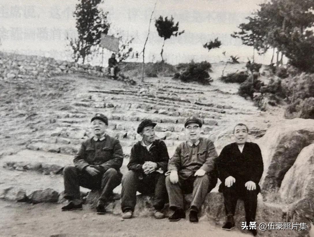 上世纪七十年代，陶鲁笳（右二）、韩先楚将军（左一）到大寨村学习时和陈永贵（右一）