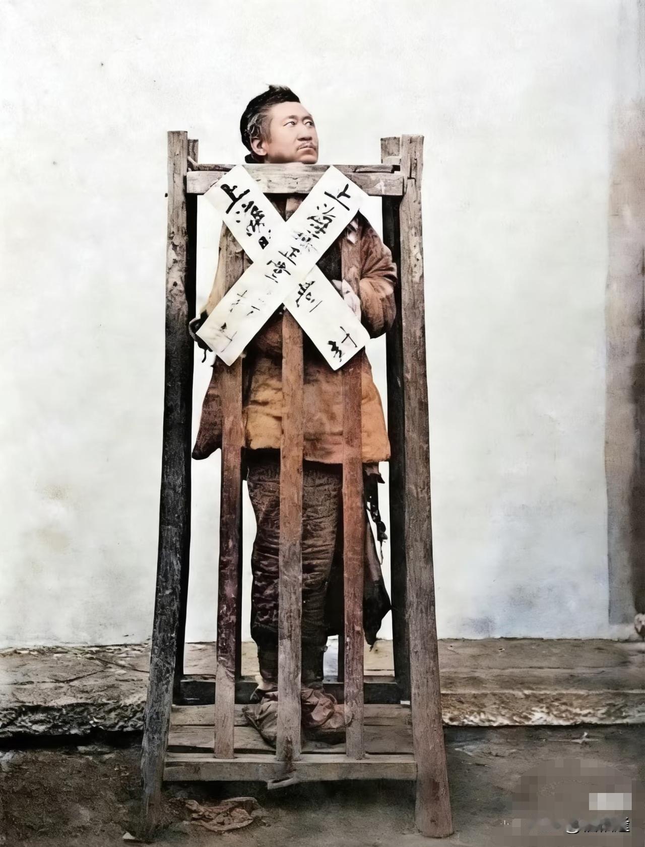 清末的上海，有个小贩阿顺被判处“站笼”之刑。他穿着破旧棉服，衣衫褴褛地被关进那可