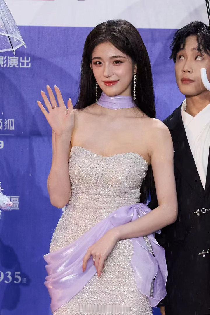 钟丽丽被雨淋了 她站在红毯中间被雨淋的那几秒，应该是全场最真实的时刻。没有精致的