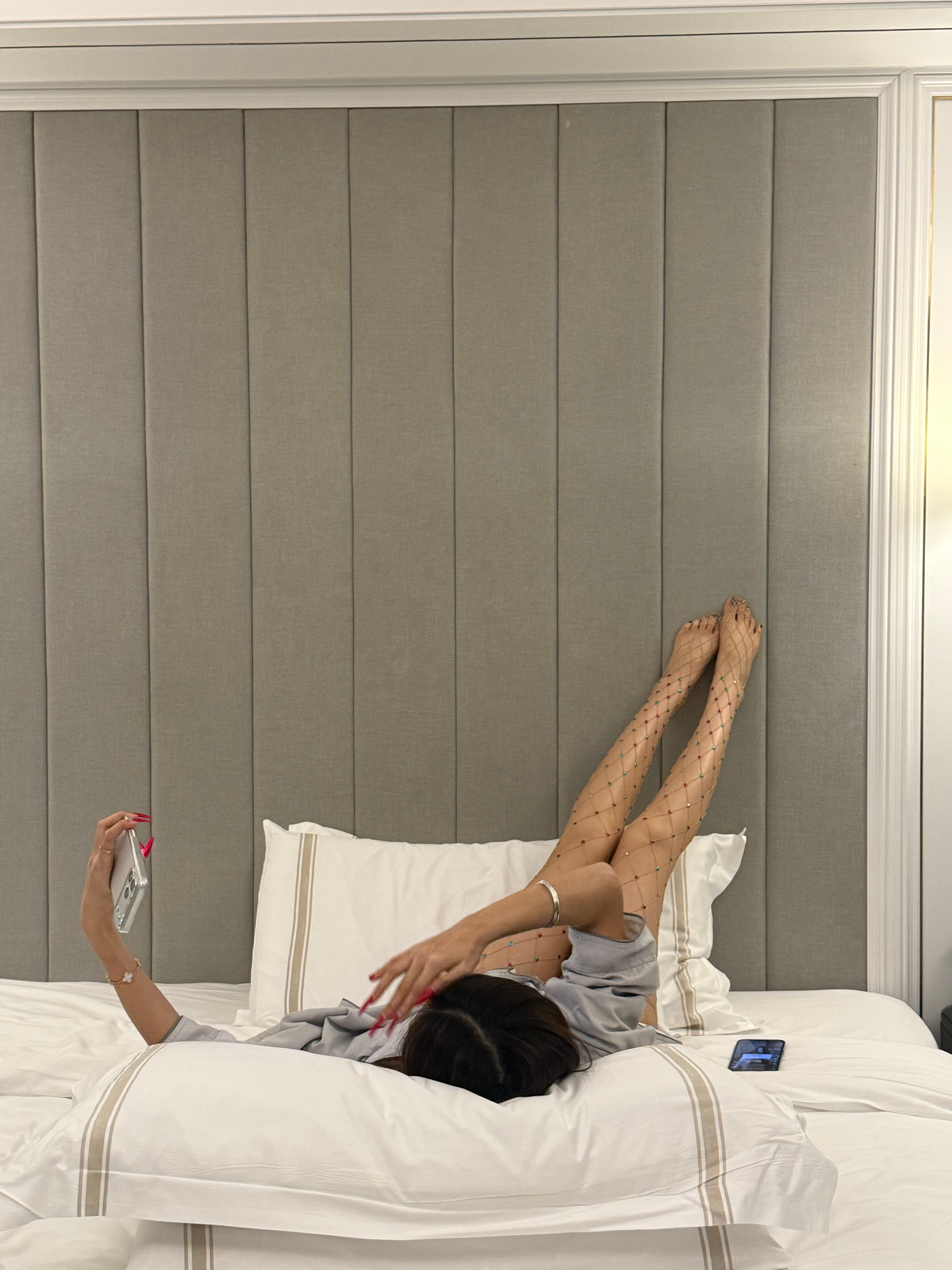 一生要出片的女人，一个姿势拍了快一个小时🤣 