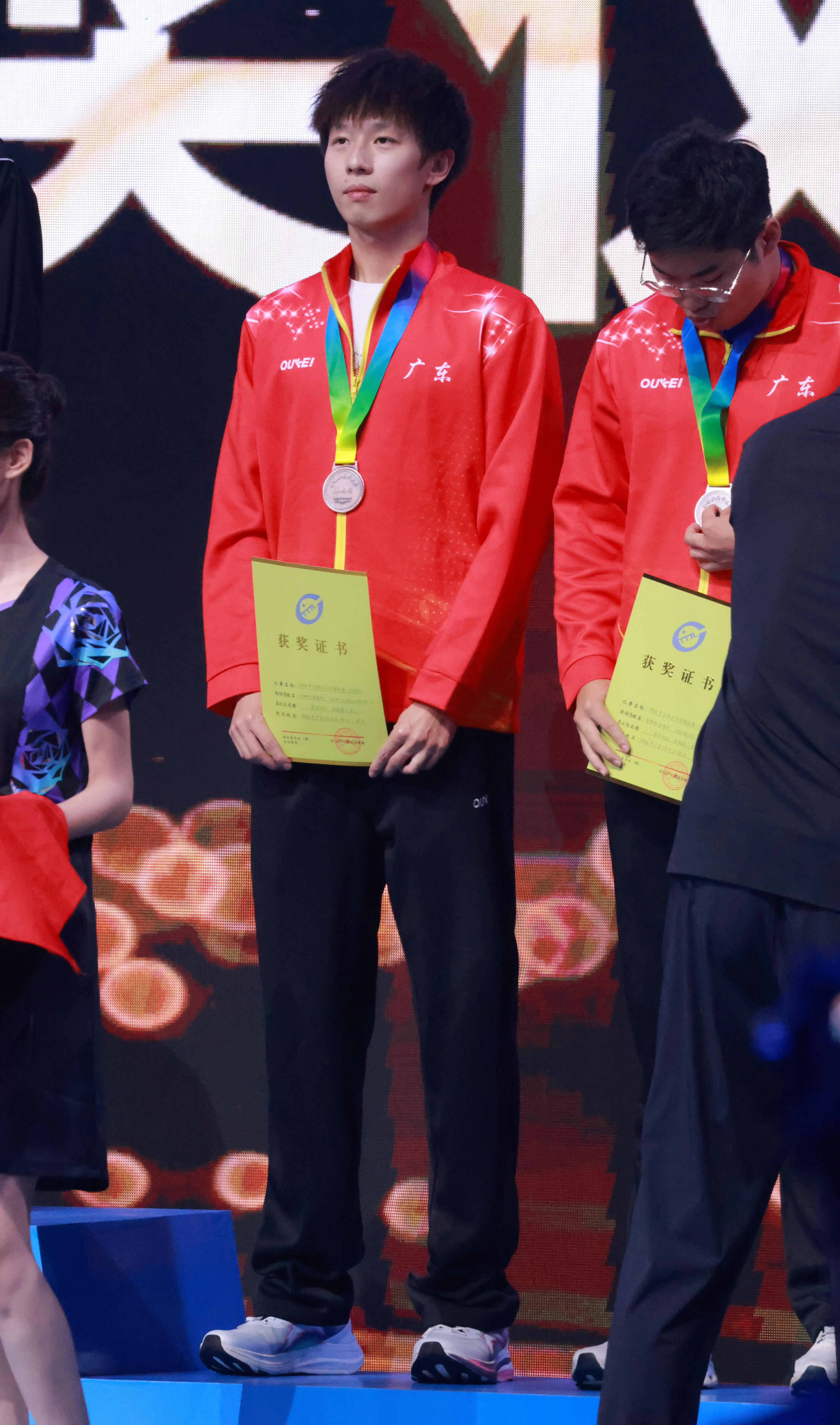恭喜搭档袁烜松为广东乒乓球队拼下一块全锦赛奖牌。一次次被推到边缘，一次次力挽狂澜