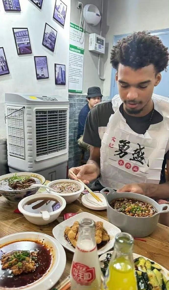 这世上还有人不喜欢放假的吗？真开心啊！[666]文班亚马北京狂炫牛肉面 文班亚马
