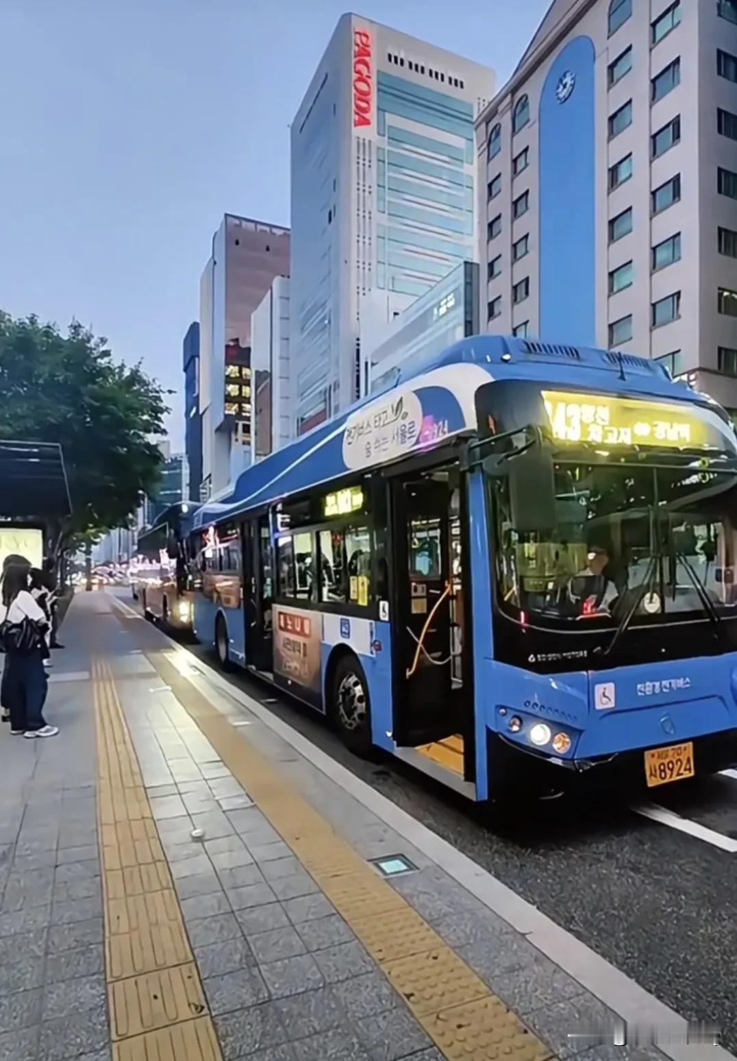 感觉我们有些网友已经走火入魔了，有位网友发了一个韩国首尔的旅游视频，下面不出意外