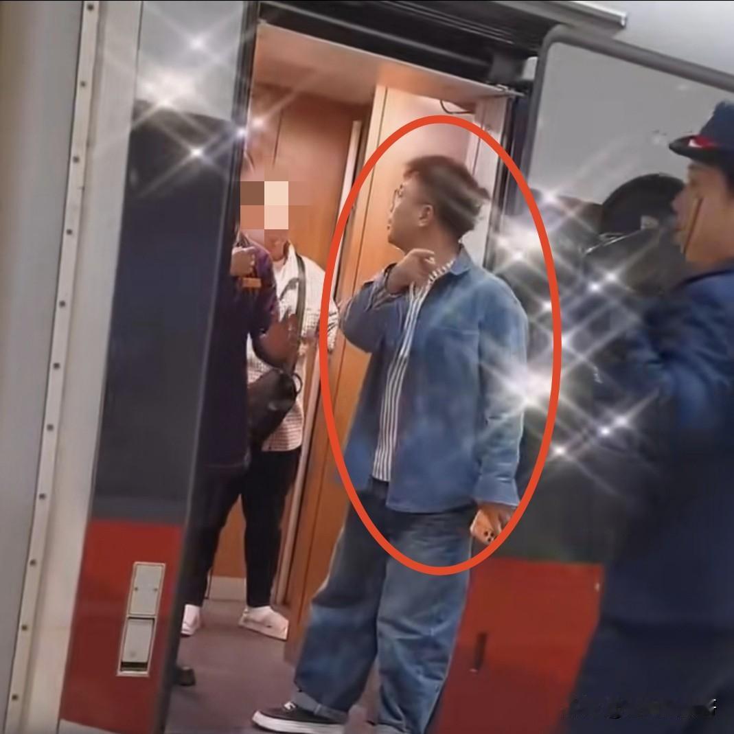 列车即将开动，这名男子不仅堵在车门这里，还对劝导的列车员出言不逊，这种行为已经严