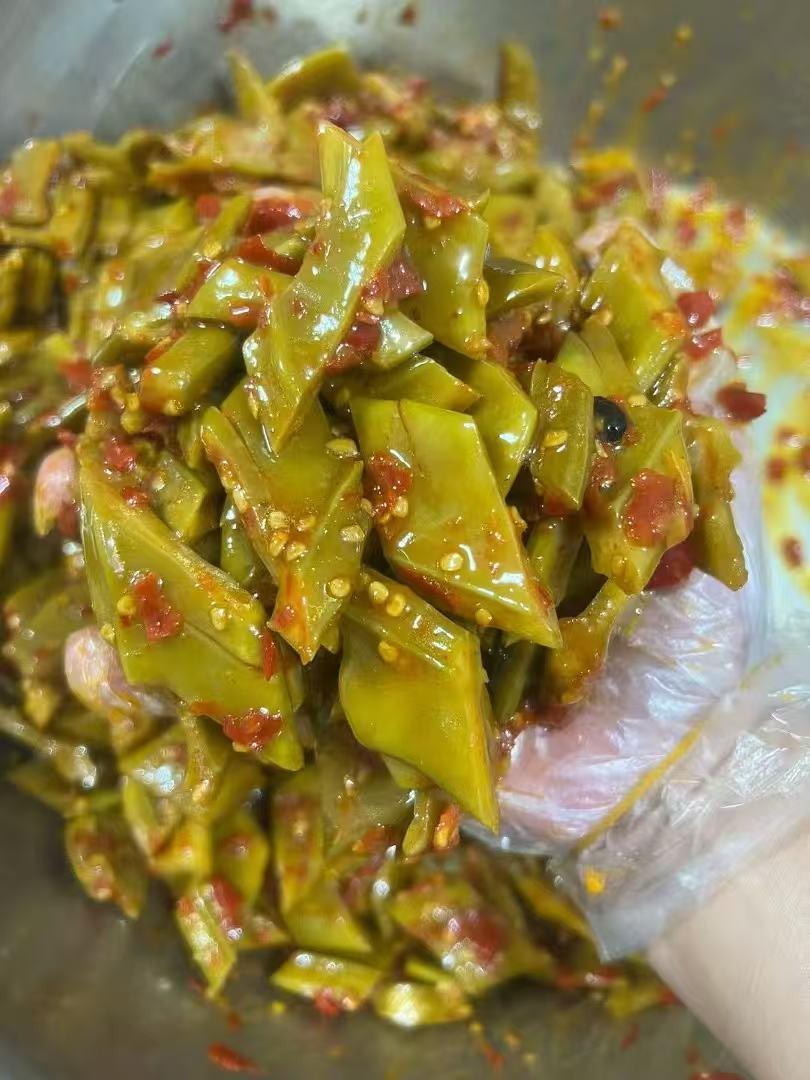 湖南秋日下饭菜，剁椒刀豆角太太太好吃了！
地道农家风味剁椒刀豆角，一口沦陷！酸辣