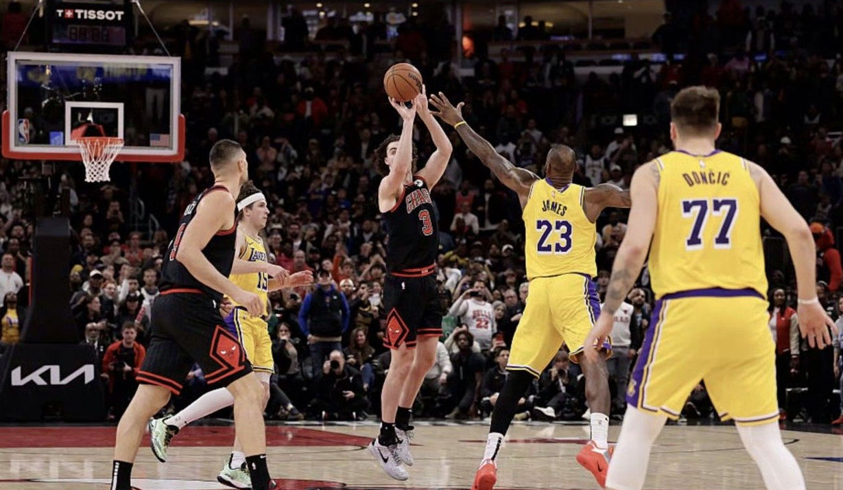 湖人vs公牛 ​全场结束，湖人116-117公牛，詹姆斯17分5篮板12助攻2抢