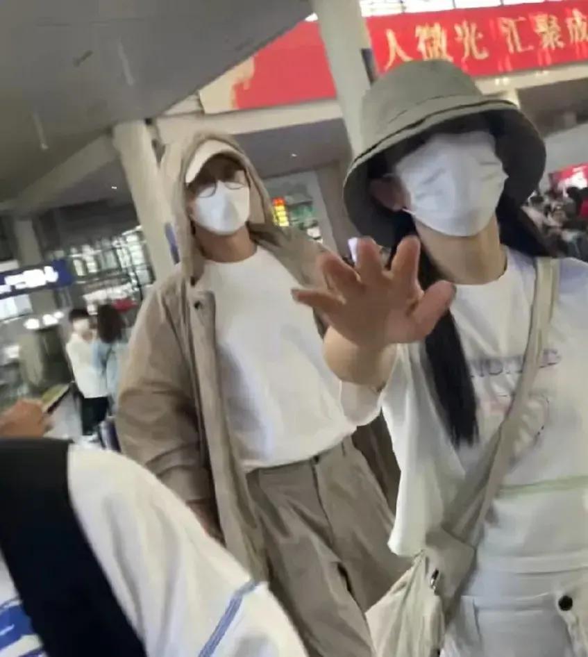 张杰谢娜夫妇太败好感了！他们在机场偶遇路人拍照，张杰谢娜助理和路人发生冲突。

