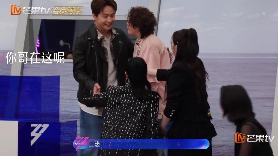 马天宇太火了对不起马天宇一出场姐姐们都唱起了你这该死的温柔，大家都认识你！马天宇