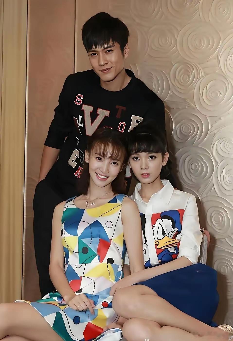 那一年的无心法师，左边金晨，右边陈瑶，2人只差了1岁。这部戏妆造很神奇，金晨那么