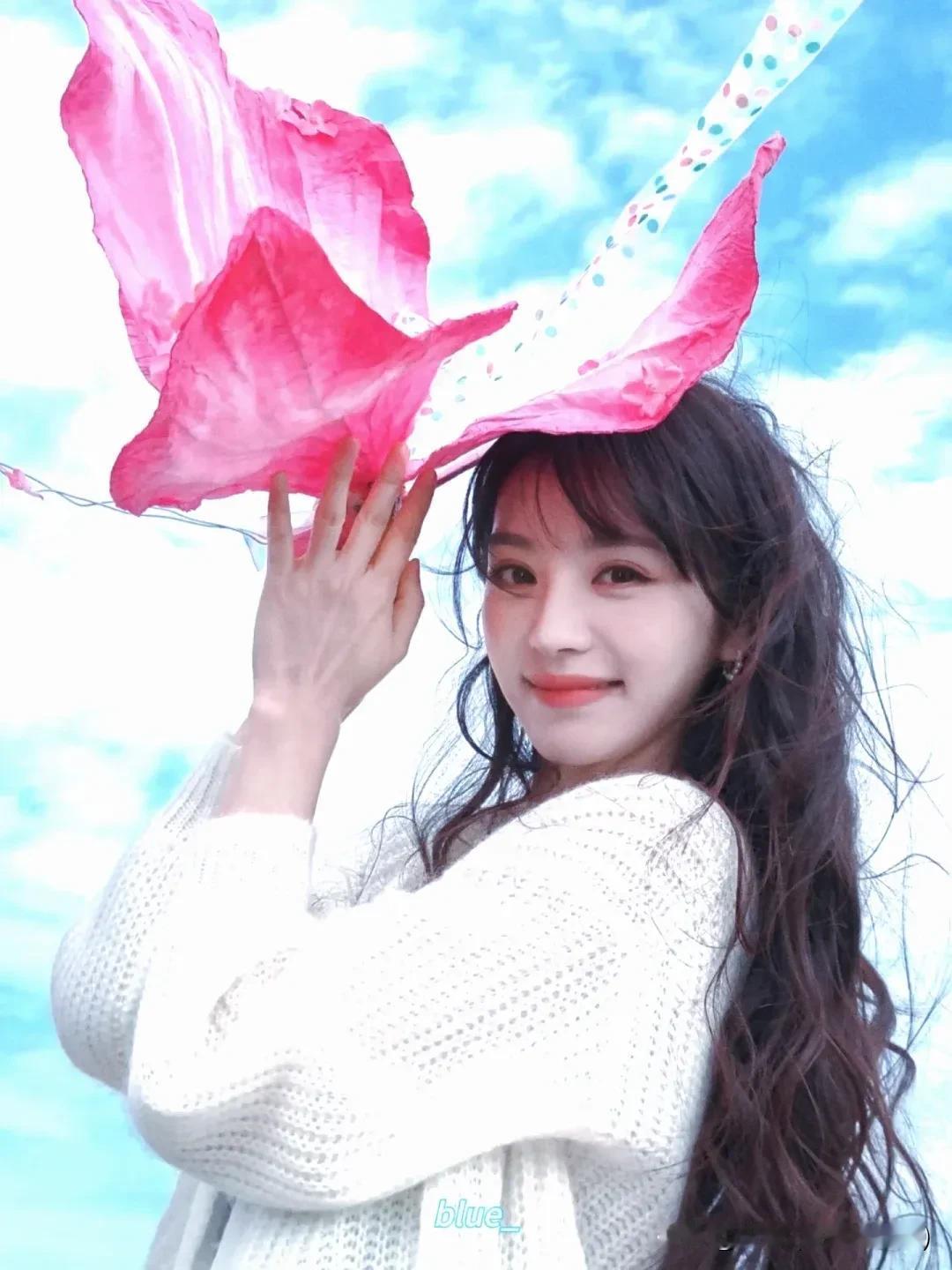 娱乐圈“血雨腥风”：明星们的光鲜与狼狈

娱乐圈，这个看似光鲜亮丽的名利场，实则