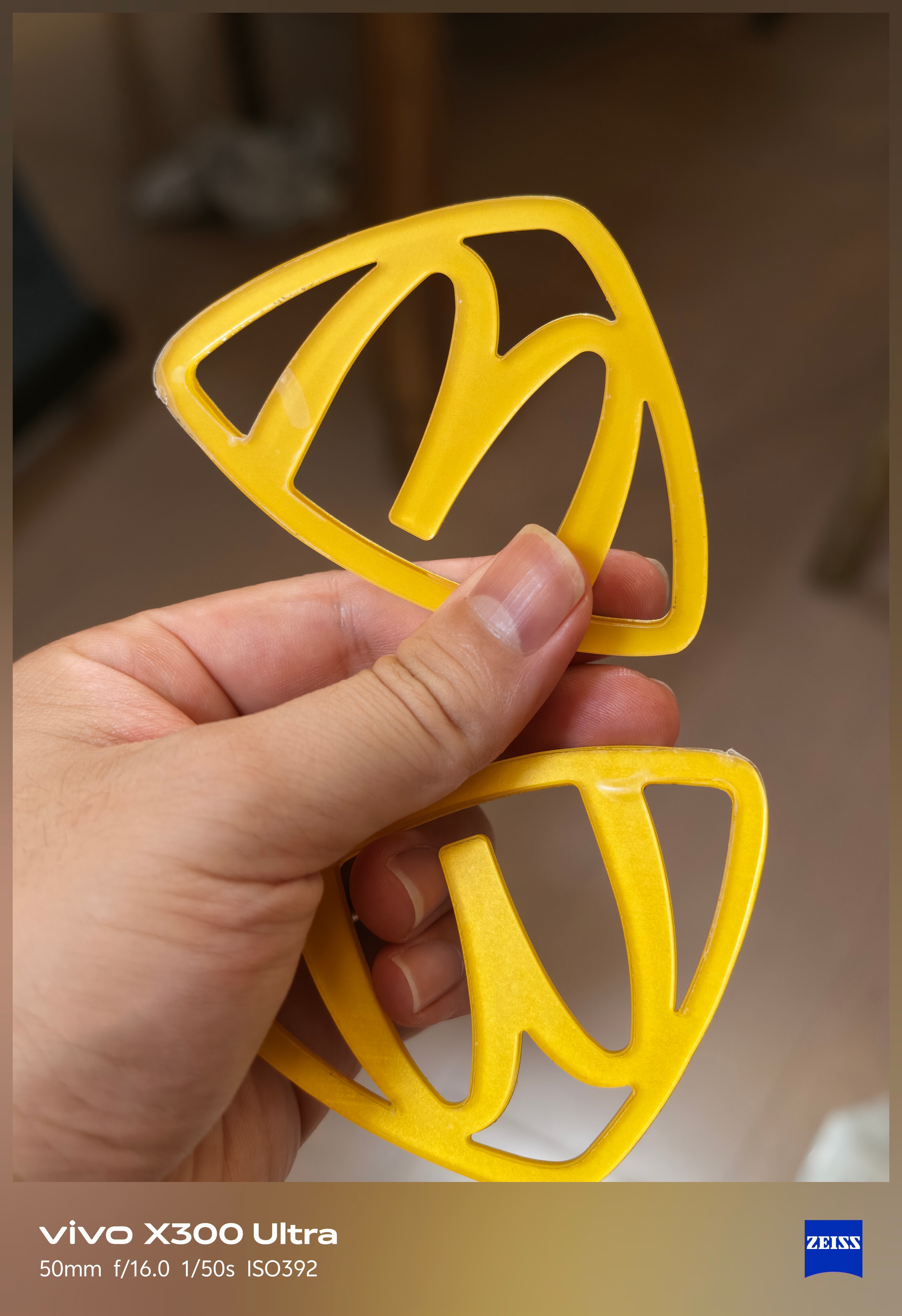 看了一圈「麦巴赫」的贴纸，大多3D打印的质感都不太行，还是买了个亚克力的，价格是
