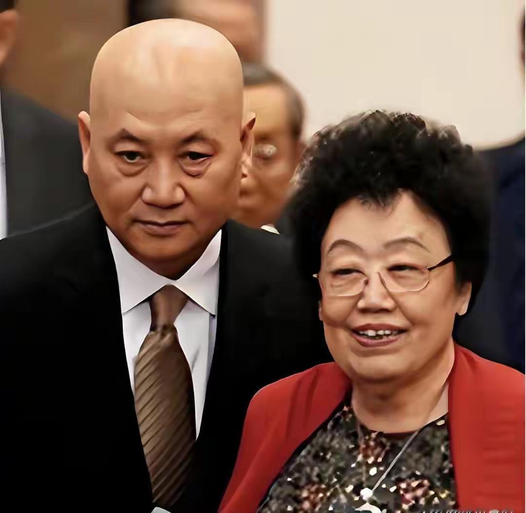 遗嘱宣读那天，迟重瑞没去现场。
他在抖音直播卖紫檀手串，单场卖了120万。