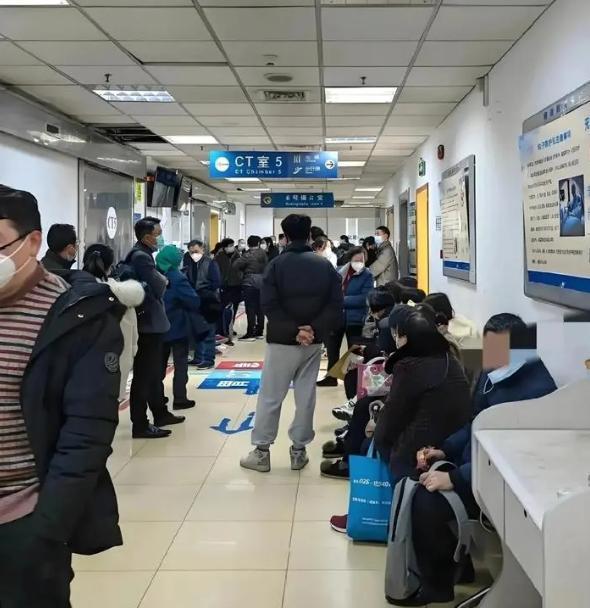 太难了！20年海南，一男子母亲腿疼，男子带她找了专家，治疗后有所好转，专家叮咛，