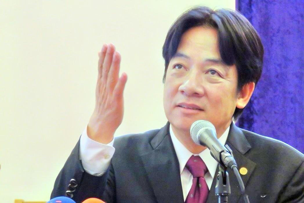在民进党40周年党庆现场，有人突然闹场，高喊“赖清德下台”，还比中指。台上的赖清