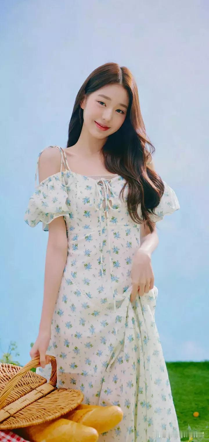 田园风少女简直是清新自然的代名词！
就像韩国三岁的时尚博主 Lee Ah In，