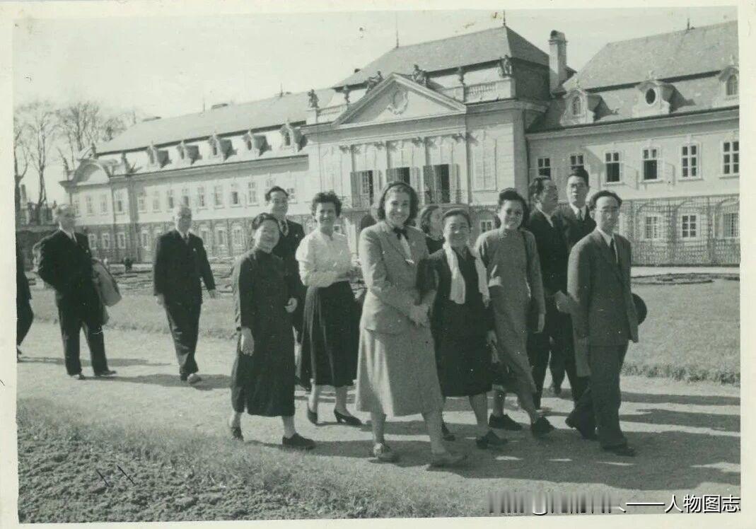 1949年4月，出席世界拥护和平大会的代表在布拉格游作家堡。右五丁玲，右四龚普生