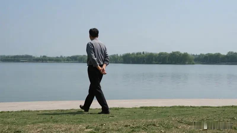 走路是最适合老年人的安全运动方式。无论是社区广场、街心花园，还是安装了健身器材的