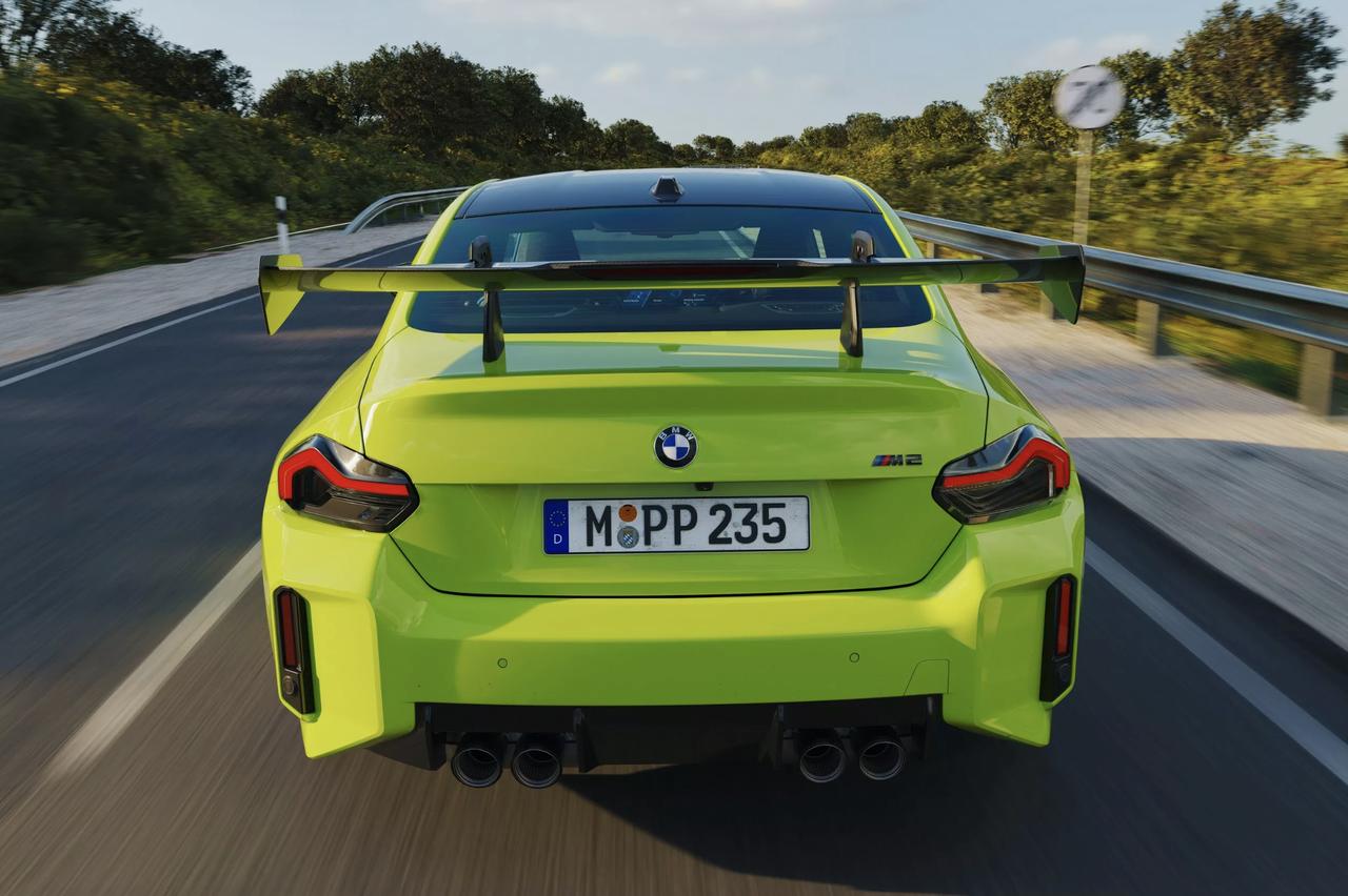 宝马近日为经常驰骋赛道的玩家推出了一款硬核的 M Performance 赛道套