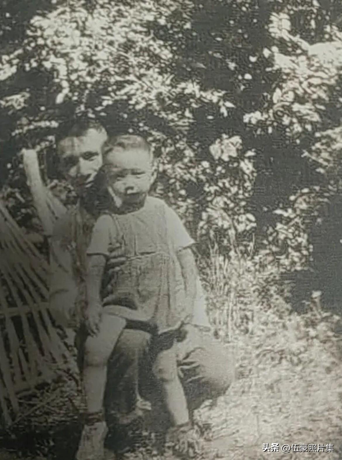 1944年，为防止敌伪的迫害，楚青的母亲独自从扬州把不到两岁的粟戎生辗转送到苏中