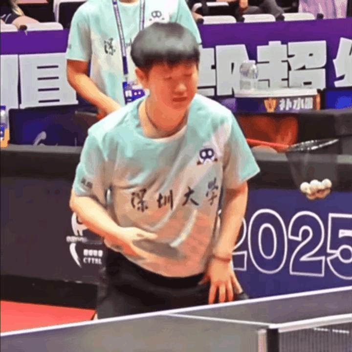 孙颖莎开启赛前训练 赛前热身的孙颖莎真的是又猛又萌。猛的是她在和平野美宇热身训练