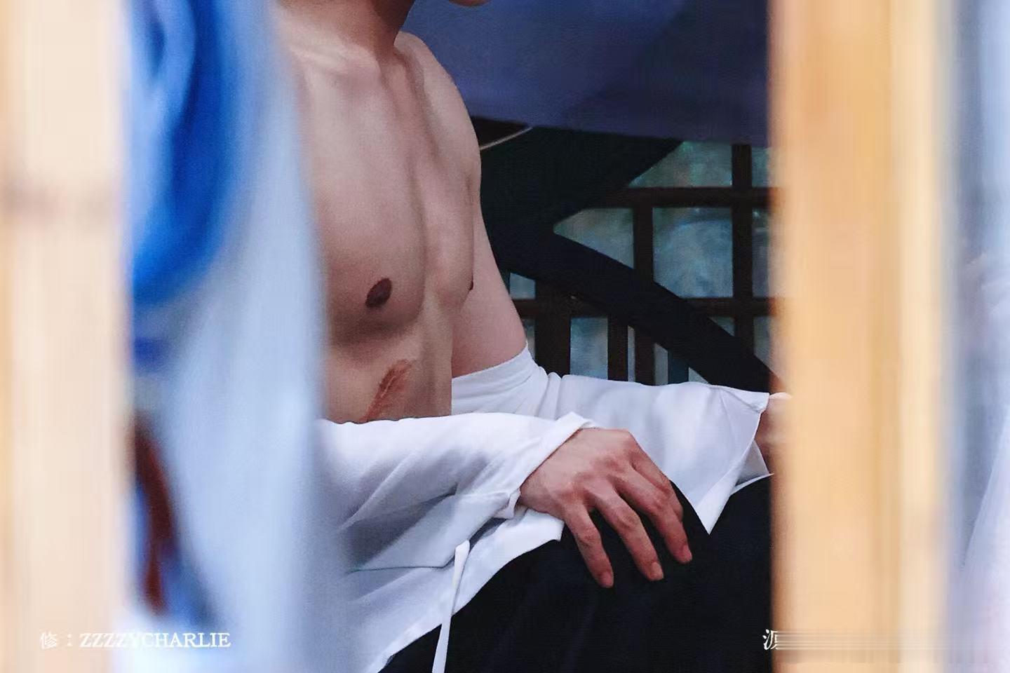 雀骨侯明昊身材侯明昊瘦了胸肌没了 对比以前的身形变化超大，减重后胸肌完全看不见，