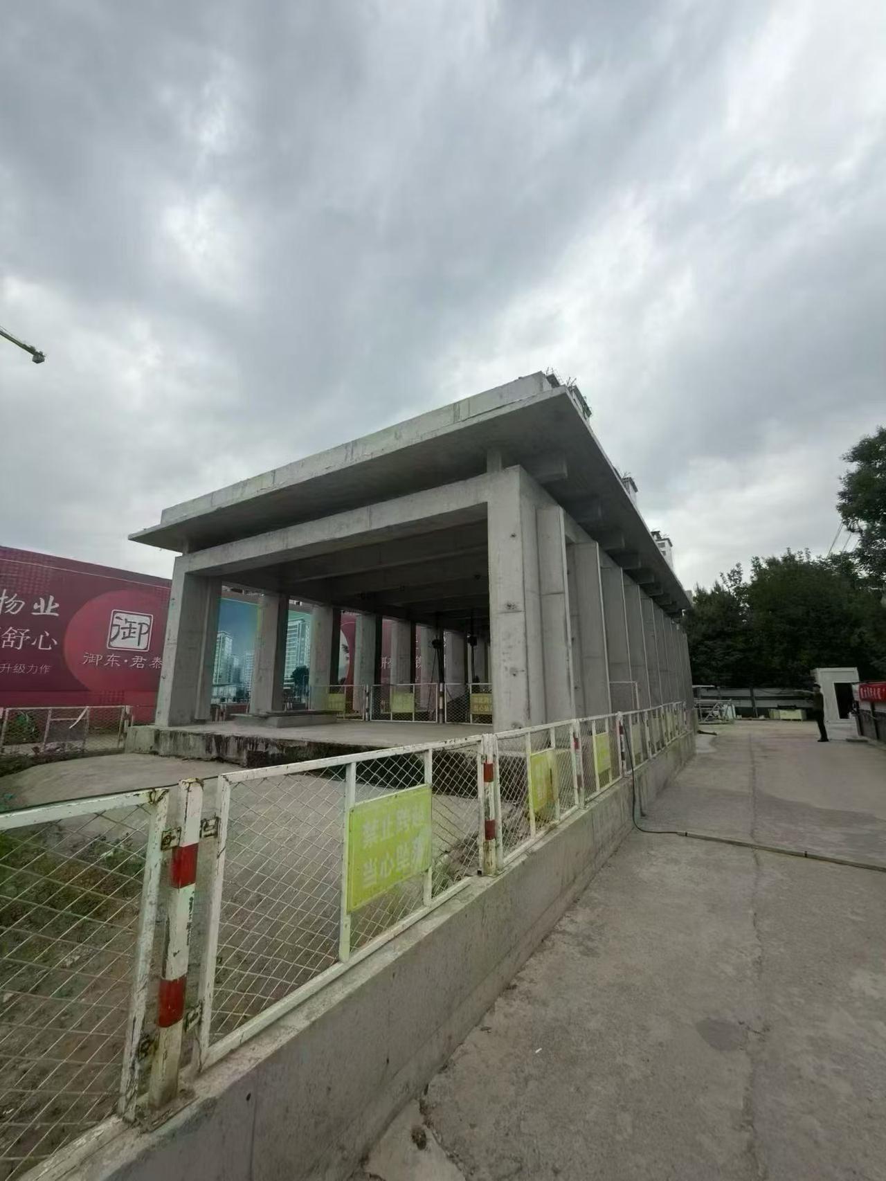 地铁22号线燕郊神威大街站，地铁站出入口开始安装电梯啦，工程在稳步前进，10月份