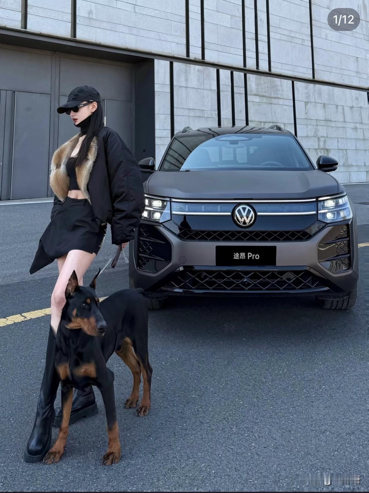 当年，闺蜜喜欢上那位开大众车的已婚男人，
甚至带他来我的生日派对。
他确实阔绰，