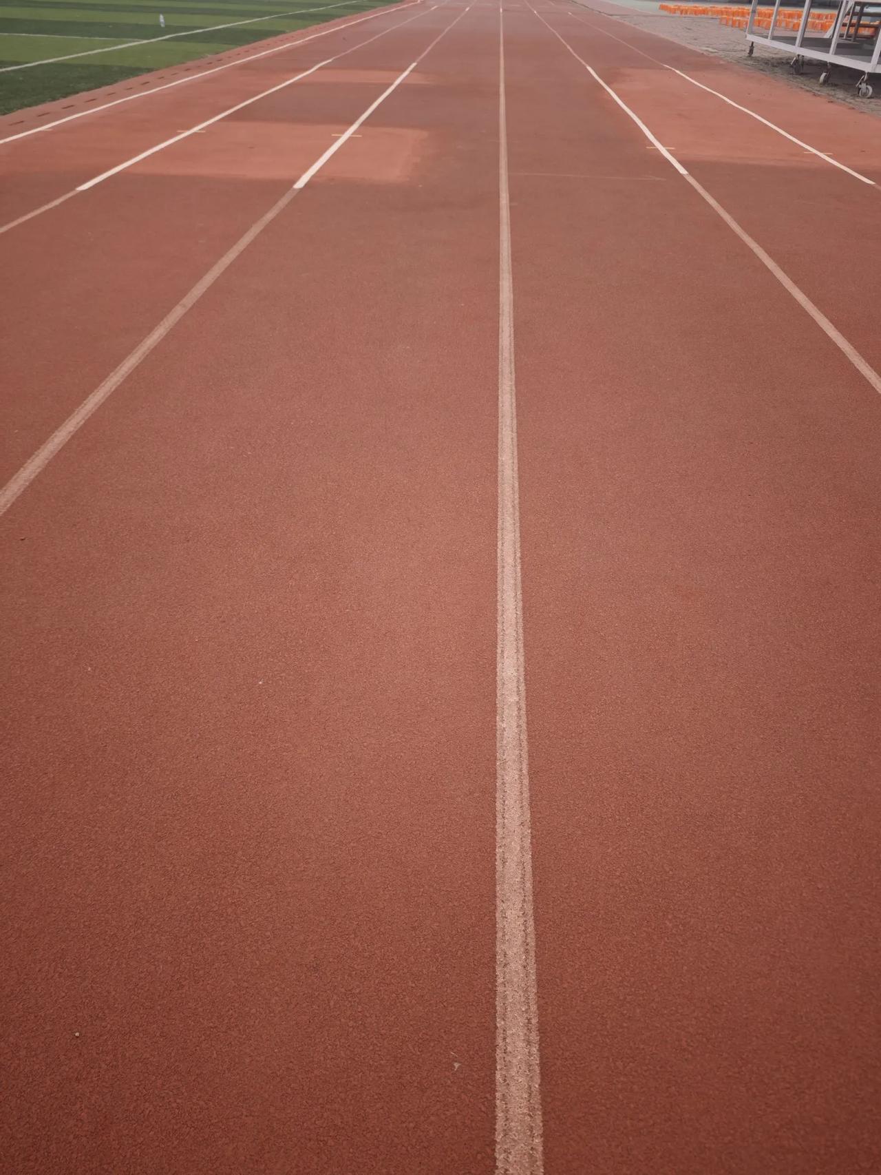 天津晚上一场雨，无数学生纠结忐忑中！
明天的秋季运动会到底开不开！
关键是，心已