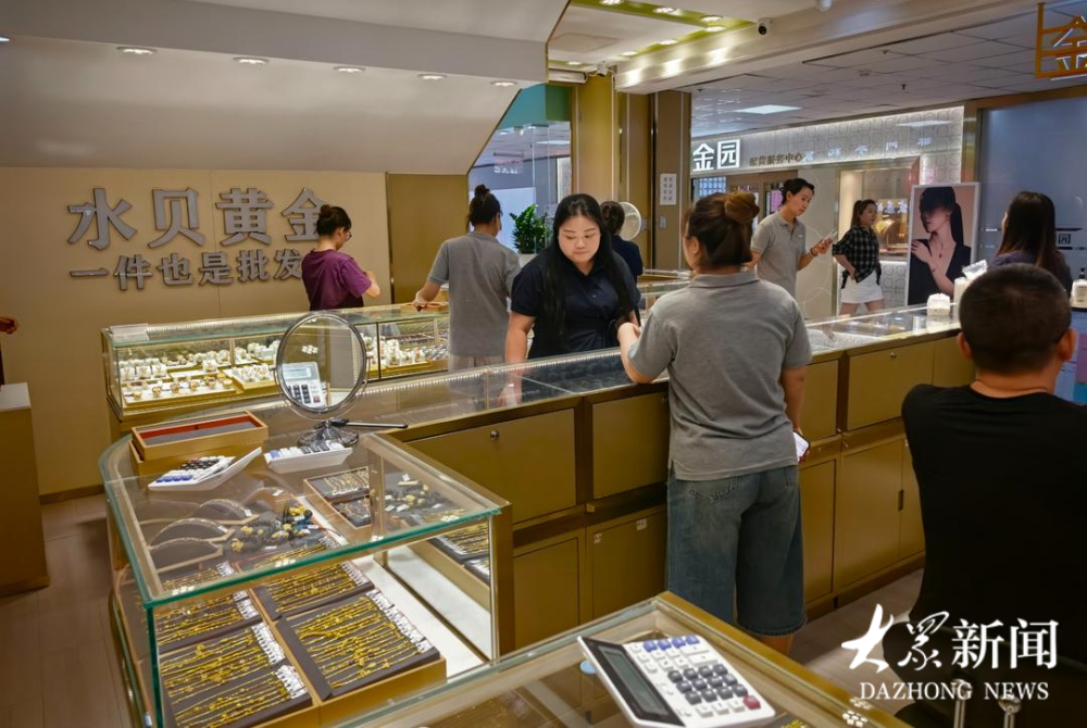 金价跌了，济南人却在两个“平行世界”里买金