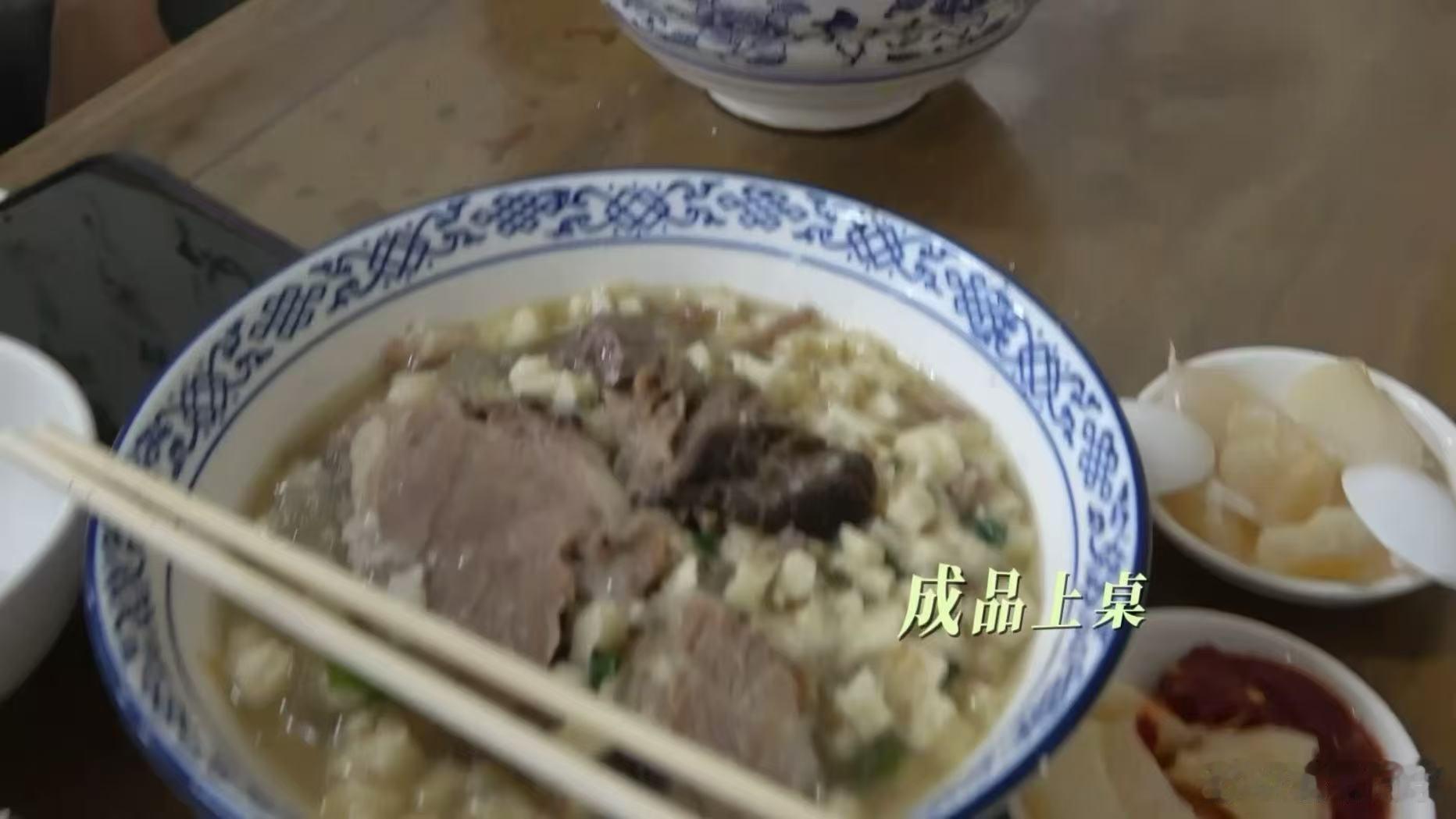 苏晓彤西安逛吃vlog跟着苏晓彤的vlog云游西安，漫步充满烟火气的老街，解锁各
