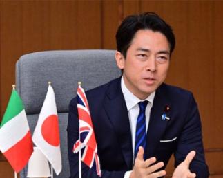 小泉进次郎当上防卫大臣以后，没有以前帅了，大眼袋子愈发明显了。
这眼袋子是家族遗