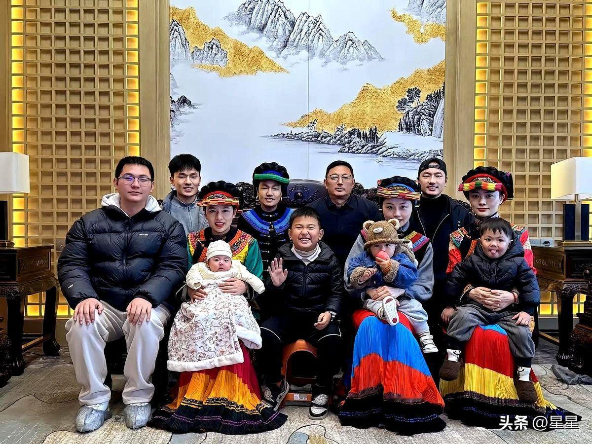 刷到海来阿木的全家福，心里一下子就暖了。
以前总听他歌里的故事，觉得他像个孤独的