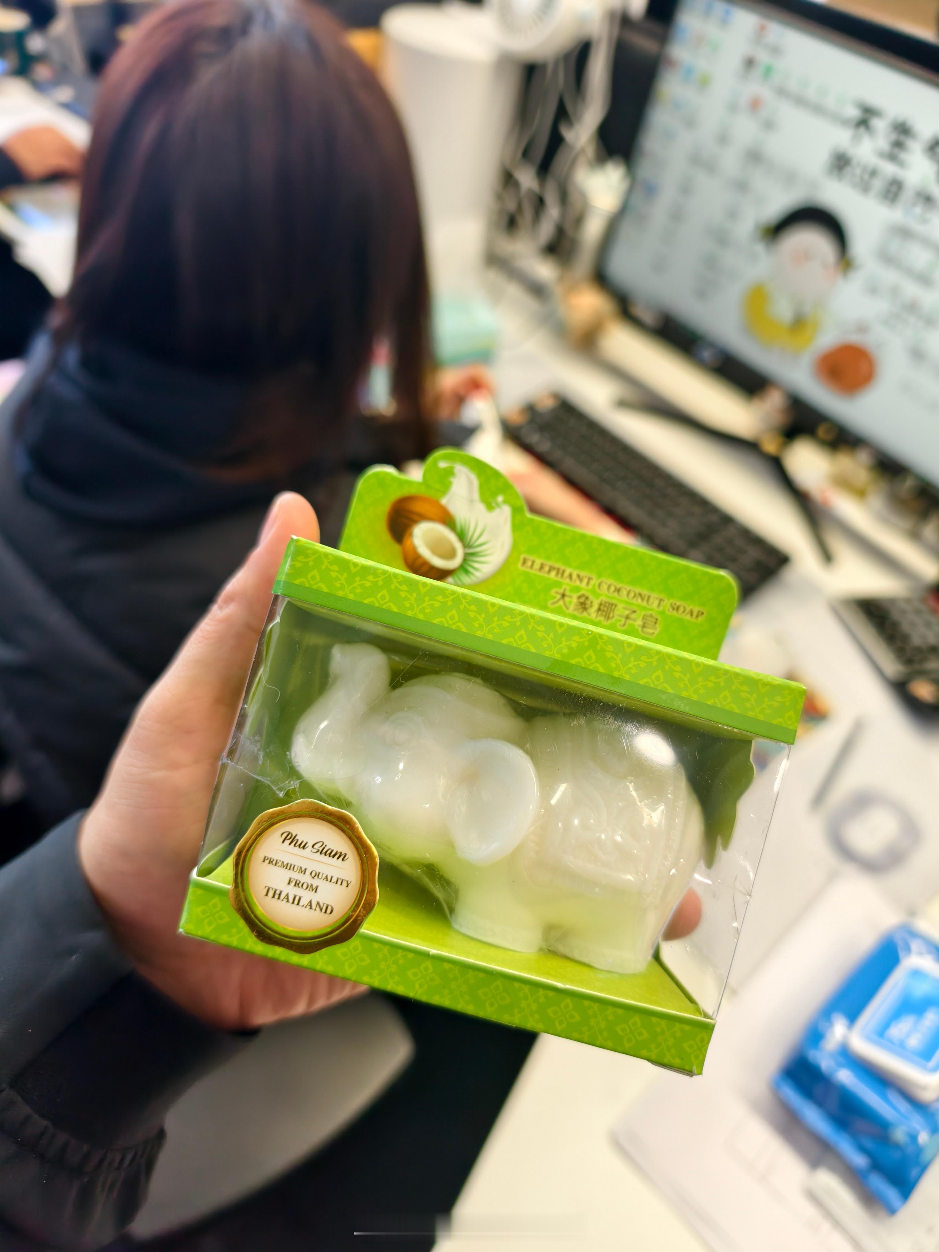 冬训回来的隋指今天来办公室还给负责保障的女同事们买了🇹🇭礼物[馋嘴] 仔细一