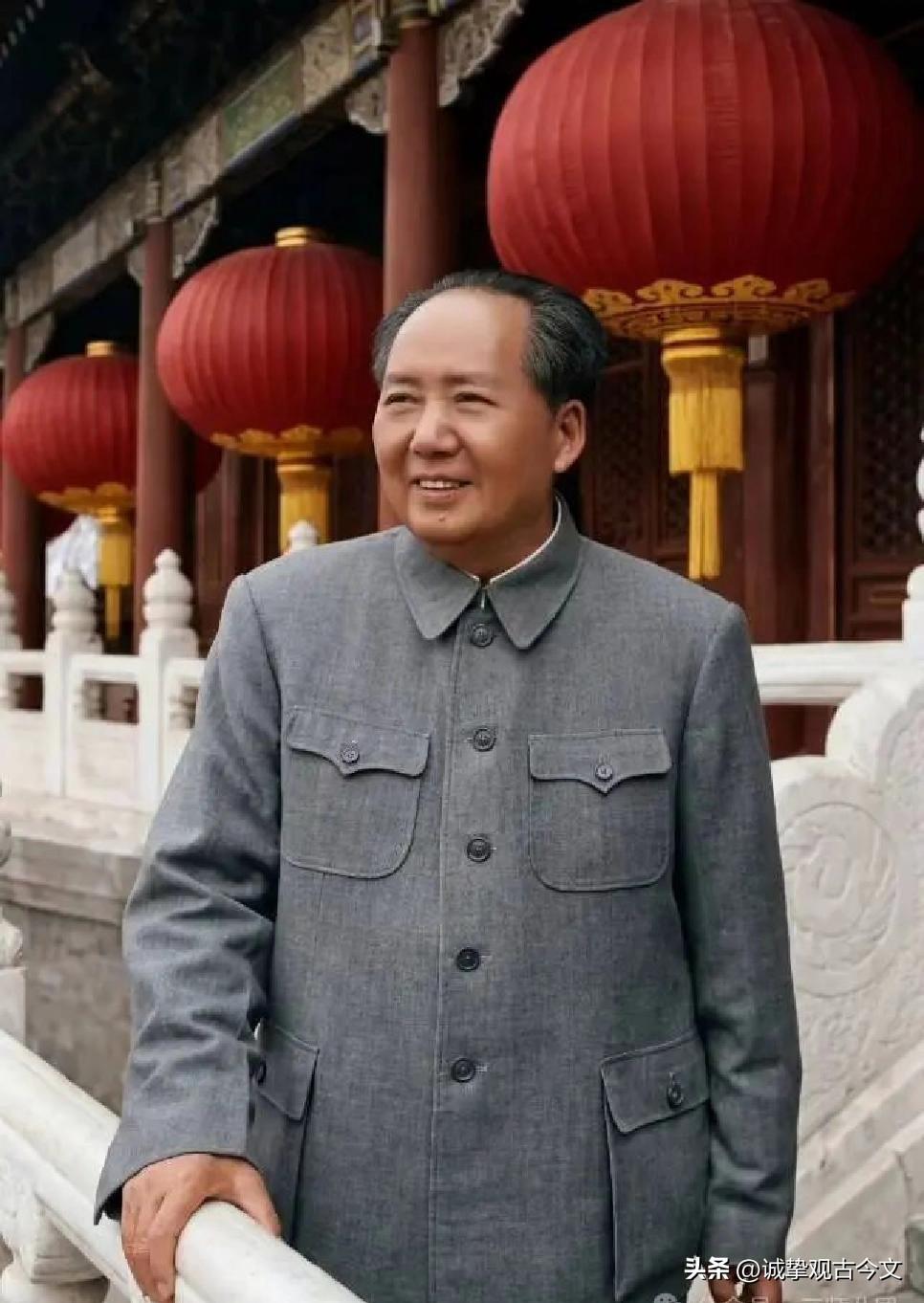 历史时光
七律·一九六一年国庆十二周年毛主席天安门留影
十二秋晖满帝京，城楼玉宇