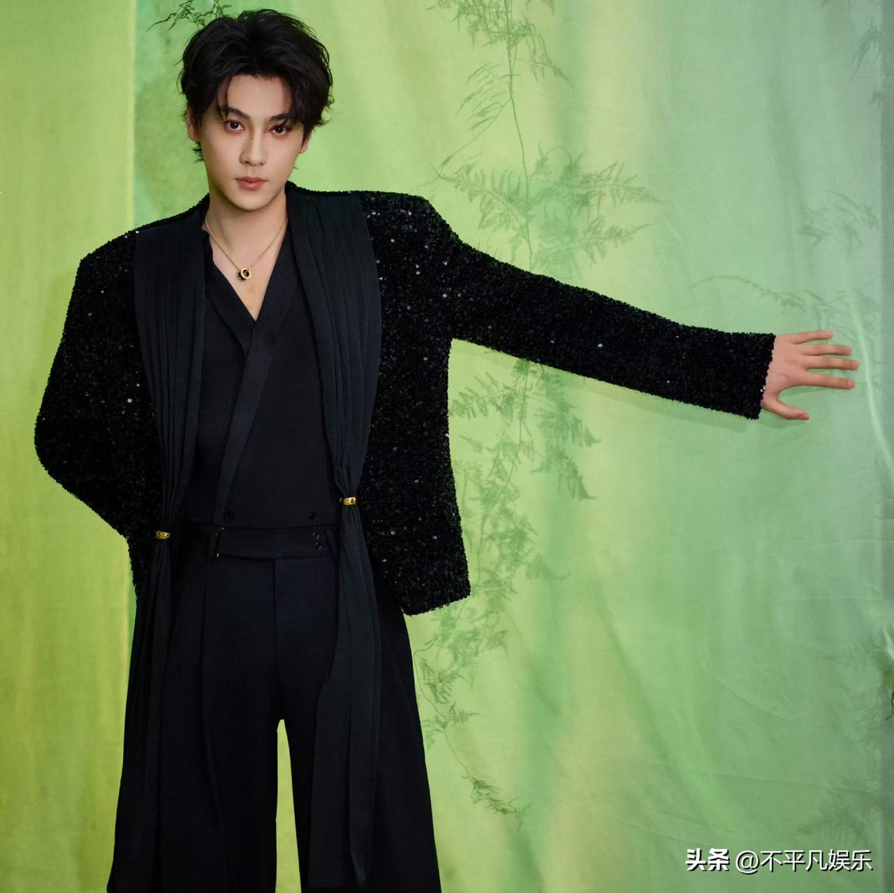 田栩宁最新释出的竹影大片，以东方美学掀起视觉风暴！他身着水墨晕染长衫立于竹林间，