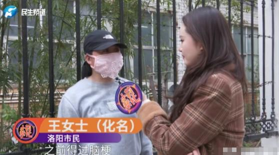 河南洛阳，一女子把70岁老母送养老院，护工端一盆开水，直接把母亲左脚丢进盆里，母