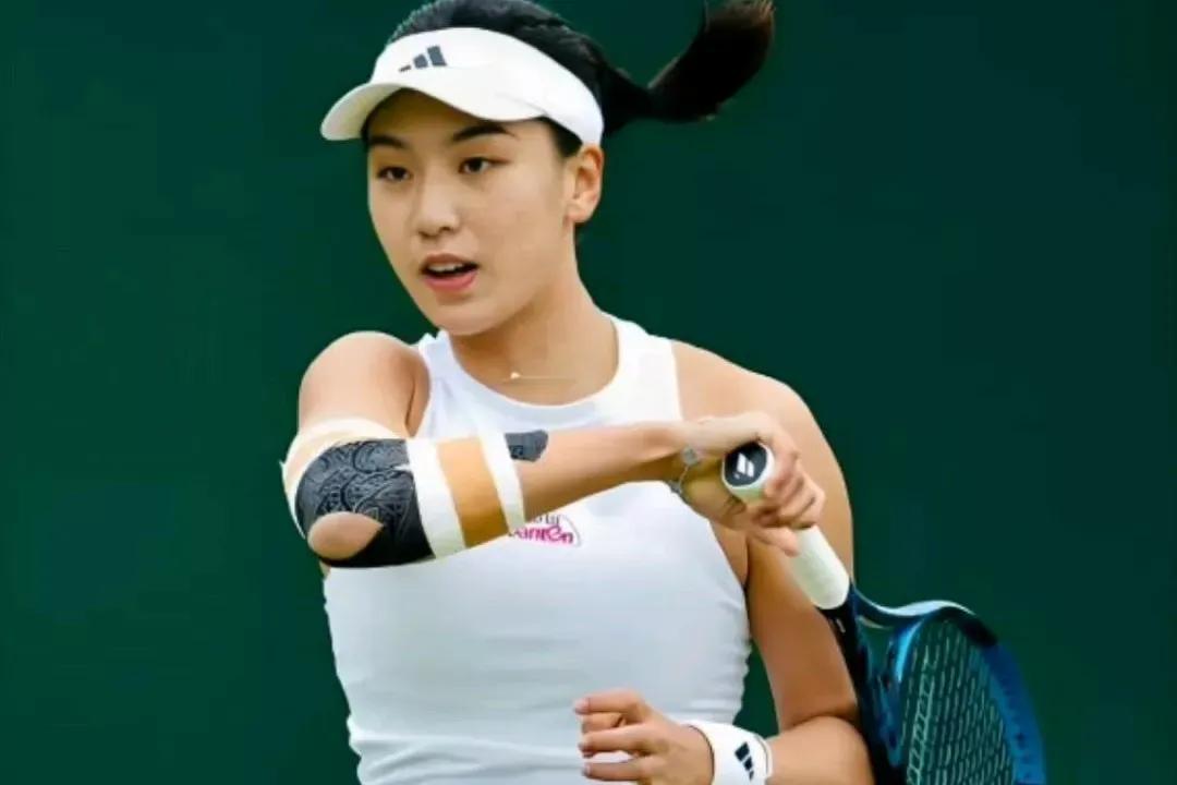 王欣瑜以下克上2-0战胜15号种子穆霍娃，连续3年晋级温网次轮！
郑钦文马失前蹄