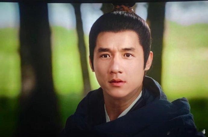 #成龙新片靠AI换脸重返年轻# 笑死，李治廷和AI成龙打架的时候，AI成龙还保持