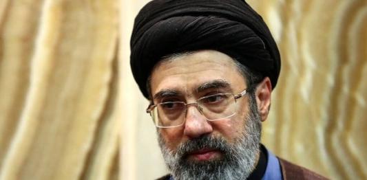 路透社证实，伊朗最高领袖穆杰塔巴·哈梅内伊面部毁容、腿部重伤！很多人以为领袖带伤