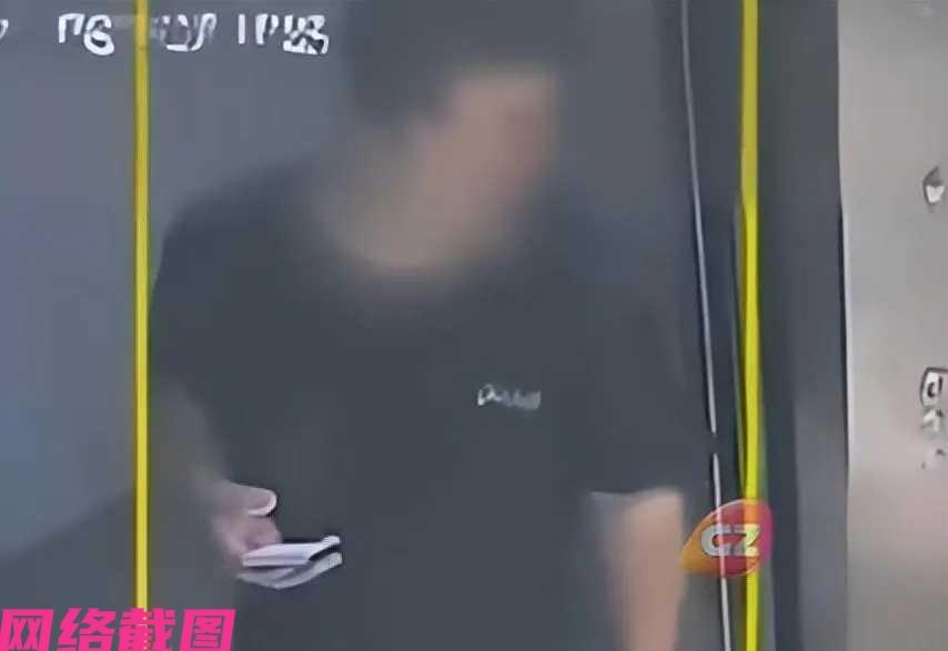 广东东莞有女生下班后在往自己租房通行时，遇到陌生男子的尾随，在电梯内男子直言开口
