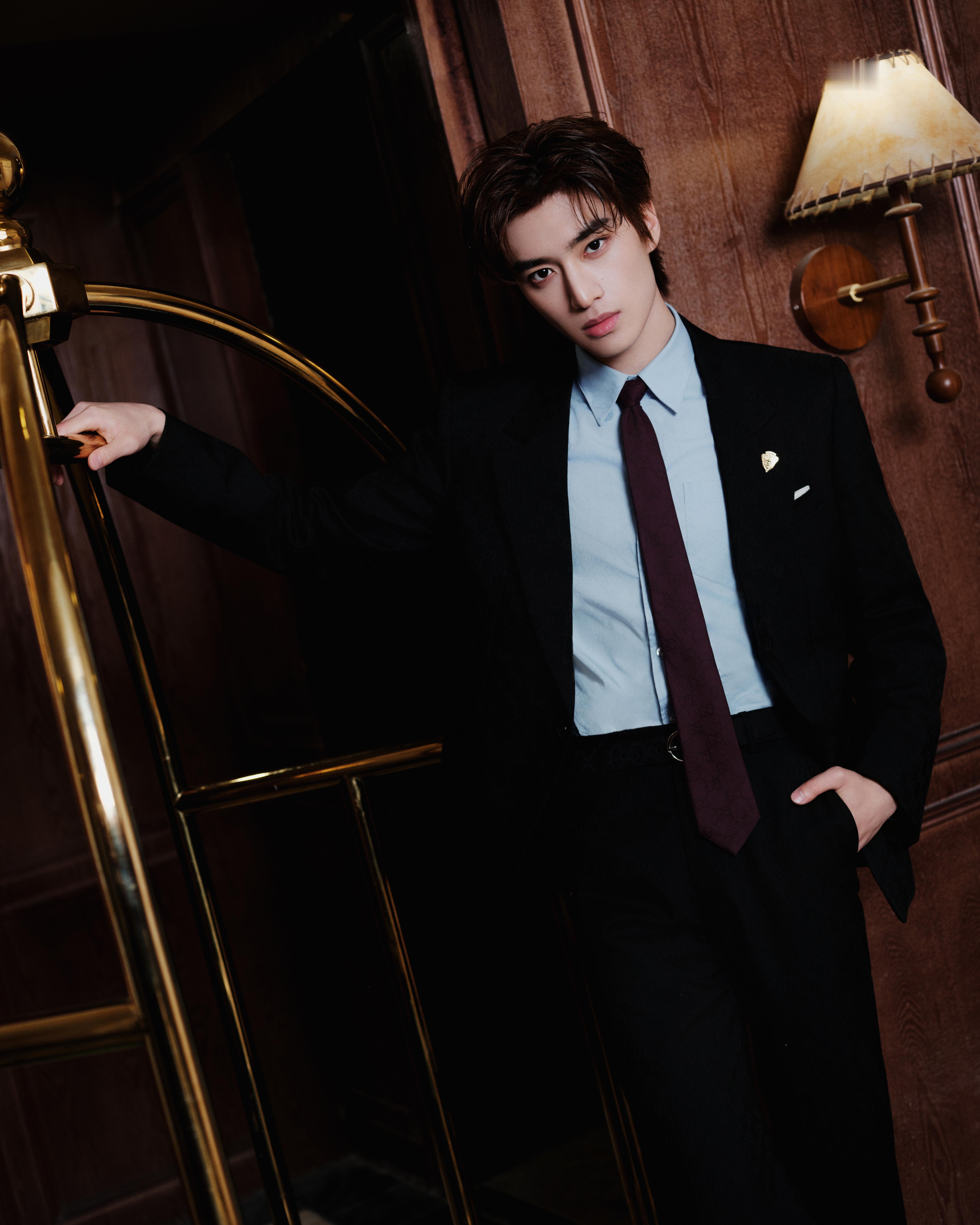 张康乐今日出席耀客华影耀彩新剧盛典造型图集，惊喜演绎Gucci by Demna