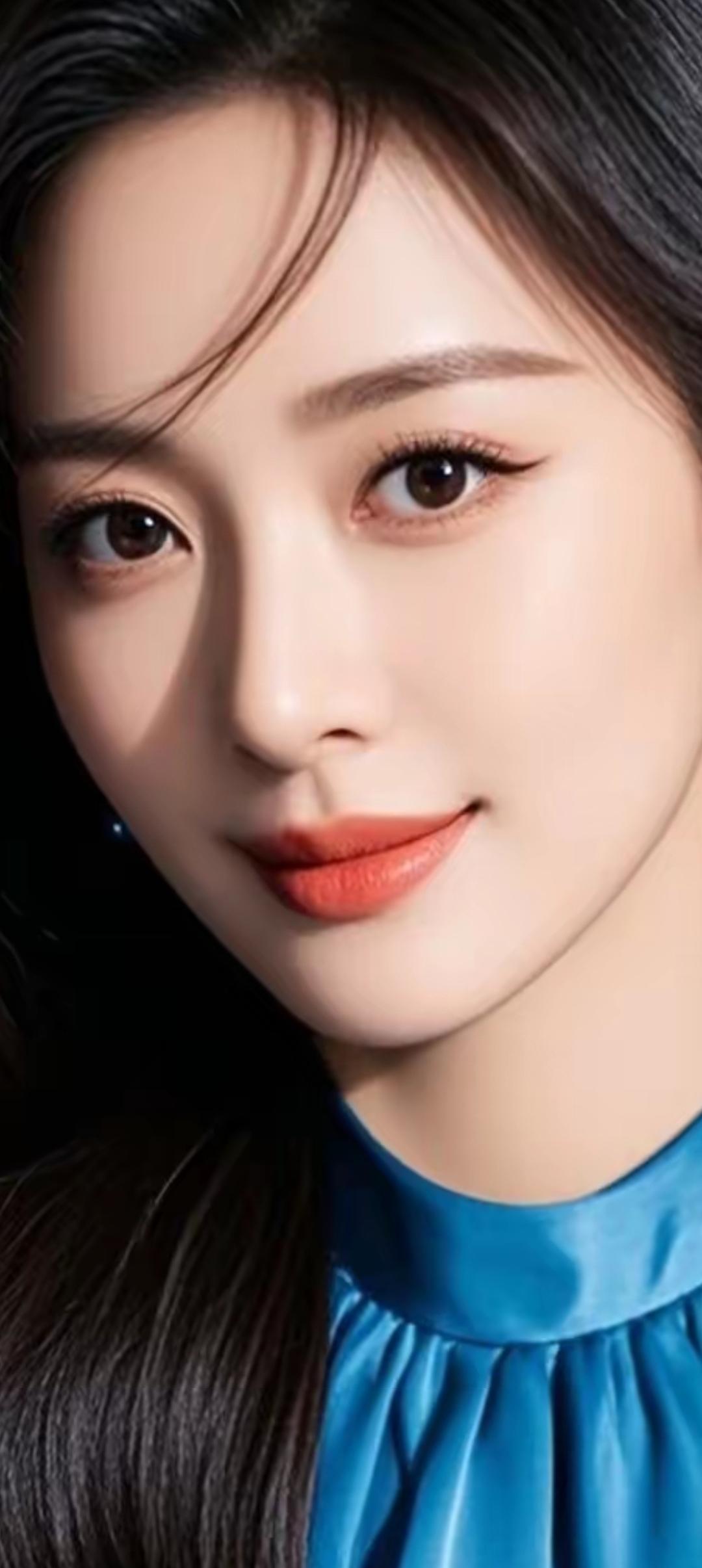 温柔甜美的微笑，蓝色礼服的优雅，女神般的魅力！