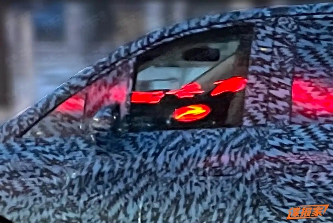 国产全新纯电奔驰VLE谍照，基于全新的VAN.EA纯电架构平台打造，采用800V