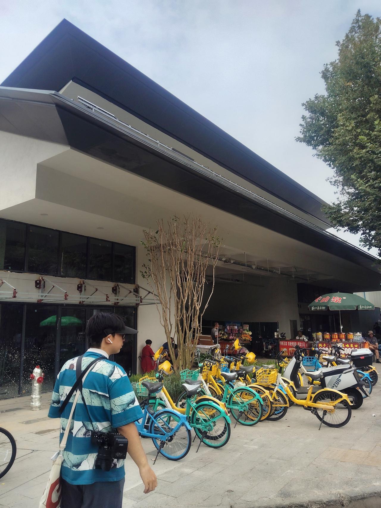 五号线黄鹤楼站A出口标识太不明显
      黄鹤楼地铁站改造以接近尾声；红墙搬
