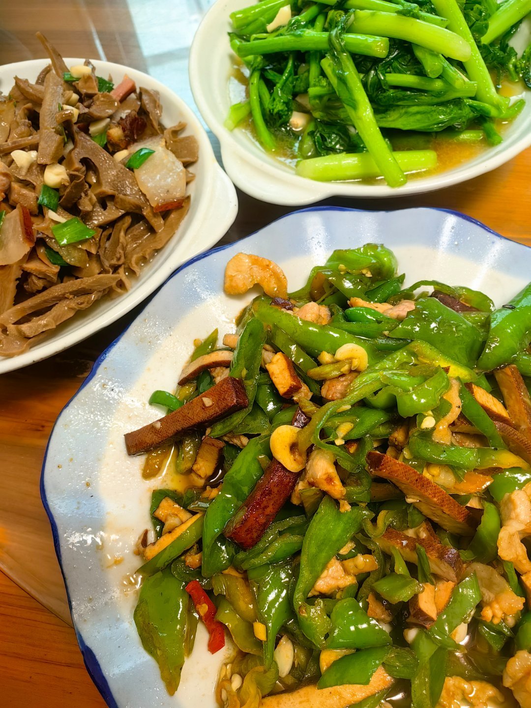 *在路上*肚子疼，dym如约而至，遂决定休息，在一个油菜花盛开的地方...笋干炒