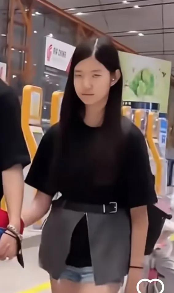 汪峰的二女儿被网暴了。说她眼睛下三白，面露凶相。
女孩很少出现在公众视野。突然被