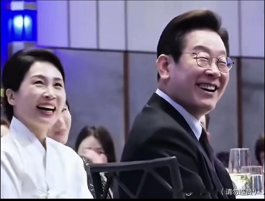 被李在明夫妇的笑容治愈了
 
刷到李在明和夫人的笑容瞬间，真的太有感染力了！眉眼